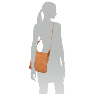 Kožená crossbody kabelka vo vintage štýle Noelia Bolger materiál kože zapínanie na zips farba žltá veľkosť malá NB 2001 ZLU Na postave