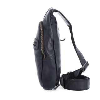 Kožený crossbody bodybag s variabilným nosením Noelia Bolger materiál kože zapínanie na zips farba čierna veľkosť malá NB 2034 C Z boku