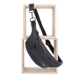 Moderná kožená crossbody ľadvinka Noelia Bolger materiál kože zapínanie na zips farba čierna veľkosť malá NB 2402 C