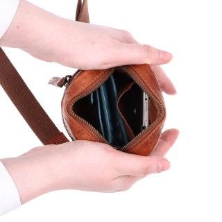 Malá kožená crossbody Poyem materiál kože zapínanie na zips farba koňaková veľkosť malá 2220 Poyem KO Vnútro