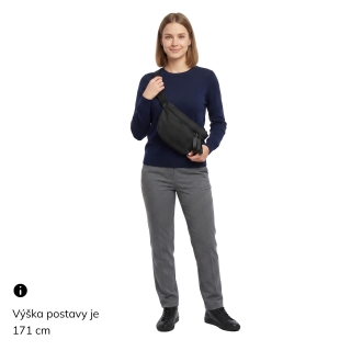 Priestranná nylonová ľadvinka so širokým popruhom Carmelo materiál nylon zapínanie na zips farba čierná veľkosť stredná 6612 C LE Na postave