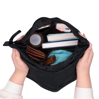 Kožený batoh s chlopňou vo vintage štýle Noelia Bolger materiál kože zapínanie na zips farba čierna veľkosť stredná NB 2014 C Vnútro