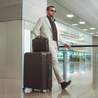 Kožená pánska taška s organizérom a priehradkou na notebook Poyem materiál kože zapínanie na zips farba čierna veľkosť veľká 2221 Poyem C Lifestyle