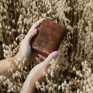 Malá kožená peňaženka v boho štýle Noelia Bolger materiál kože zapínanie na cvok farba koňaková veľkosť malá 5124 NB KO Lifestyle