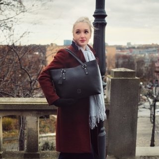 Kožená kabelka cez rameno Noelia Bolger materiál kože zapínanie na zips farba čierna veľkosť veľká NB 3010 C Lifestyle