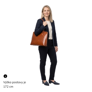 Elegantná kožená kabelka Noelia Bolger materiál kože zapínanie na zips farba koňaková veľkosť veľká NB 0057 KO Na postave
