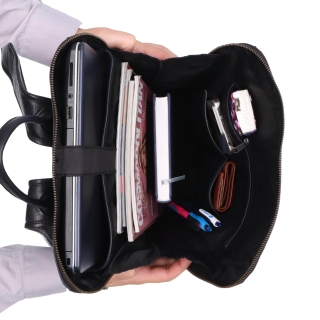 Kožený batoh s priehradkou na notebook Poyem materiál kože zapínanie na zips farba čierna veľkosť veľká 2226 Poyem C Vnútro