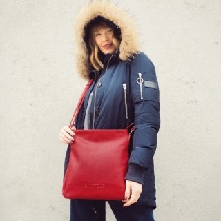 Dizajnová crossbody kabelka Carmelo materiál syntetická koža zapínanie na zips farba červená veľkosť stredná 4271 CV Lifestyle