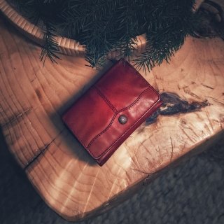 Minimalistická kožená peňaženka s prešívaním Noelia Bolger materiál kože zapínanie na cvok farba červená veľkosť malá 5129 NB CV Lifestyle