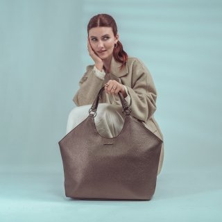 Priestranná kabelka do mesta cez rameno Le Sands materiál syntetická koža zapínanie na zips farba metalíza veľkosť veľká 4651 BR Lifestyle