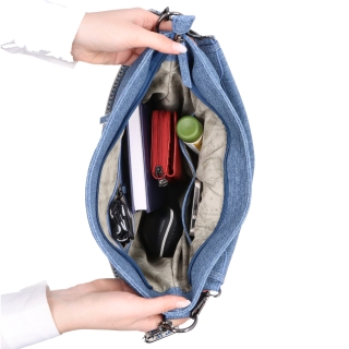 Priestranná crossbody taška s kvetinovým vzorom Indee materiál syntetická koža zapínanie na zips farba modrá veľkosť stredná 6337 M Vnútro