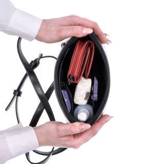 Luxusná malá kožená crossbody kabelka Noelia Bolger materiál kože zapínanie na zips farba čierna veľkosť malá NB 0080 C Vnútro