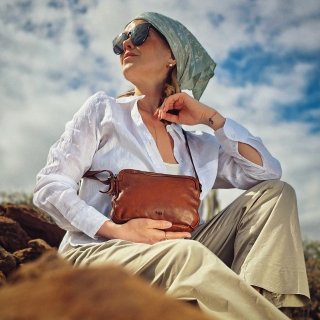 Minimalistická kožená crossbody kabelka Noelia Bolger materiál kože zapínanie na zips farba koňaková veľkosť malá NB 2407 KO Lifestyle