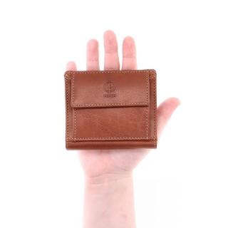 Unisex kožená peňaženka Poyem materiál kože zapínanie na cvok farba koňaková veľkosť malá 5239 Poyem KO V ruke
