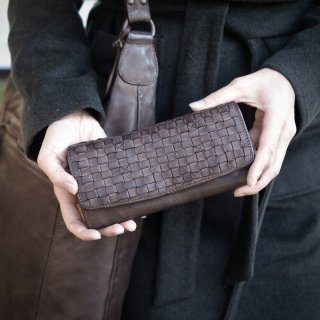 Dlhá prepletaná peňaženka Noelia Bolger materiál kože zapínanie na cvok farba hnedá veľkosť veľká 5105 NB H Lifestyle