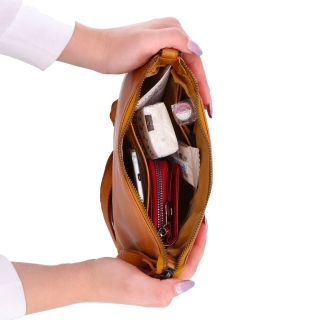 Praktická kožená crossbody na každý deň Noelia Bolger materiál kože zapínanie na zips farba žltá veľkosť malá NB 2406 ZLU Vnútro