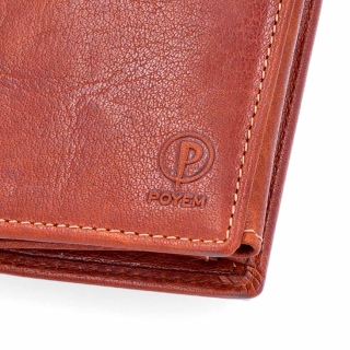 Kvalitné kožené puzdro Poyem Poyem materiál kože zapínanie Bez zapínania farba koňaková veľkosť malá 5228 Poyem KO Logo