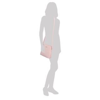 Malá minimalistická crossbody kabelka Le Sands materiál syntetická koža zapínanie na zips farba ružová veľkosť malá 7712 R Na postave