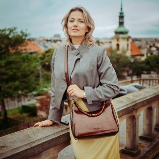 Kabelka cez rameno aj crossbody s odnímateľnými popruhmi Le Sands materiál syntetická koža zapínanie na zips farba hnedá veľkosť stredná 4637 H Lifestyle