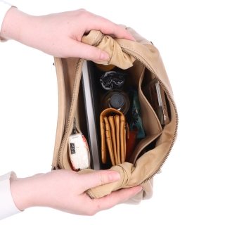 Kožená hobo kabelka s dvoma vreckami na zips Noelia Bolger materiál kože zapínanie na zips farba béžová veľkosť stredná NB 2426 BE Vnútro