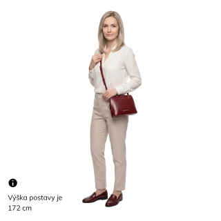 Kožená crossbody kabelka s premysleným členením Noelia Bolger materiál kože zapínanie na zips farba červená veľkosť malá NB 0115 TCV Na postave