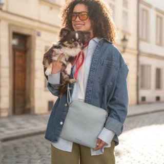 Menšia crossbody kabelka z hebkého materiálu Tangerin materiál syntetická koža zapínanie na zips farba sivá veľkosť malá 7017 SS Lifestyle