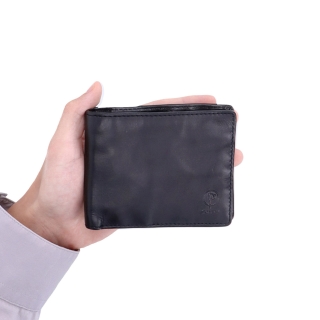 Praktická kompaktná peňaženka z pravej kože Poyem materiál kože zapínanie Bez zapínania farba čierna veľkosť malá 5243 Poyem C V ruke
