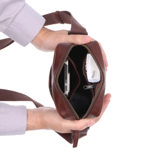 Malá kožená crossbody Poyem materiál kože zapínanie na zips farba hnedá veľkosť malá 2213 Poyem H Vnútro
