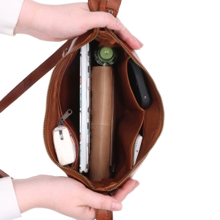 Dámska kožená crossbody kabelka Noelia Bolger materiál kože zapínanie na zips farba koňaková veľkosť stredná NB 2430 KO Vnútro
