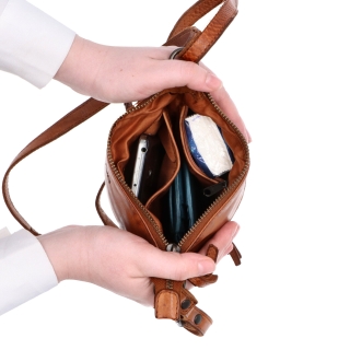 Malá kožená crossbody so zapínaním na zips Noelia Bolger materiál kože zapínanie na zips farba koňaková veľkosť malá NB 2090 KO Vnútro