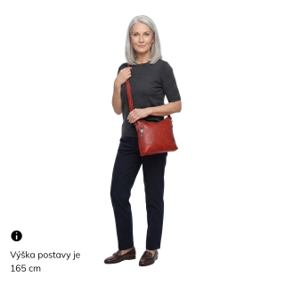 Kožená crossbody kabelka s príveskom Noelia Bolger materiál kože zapínanie na zips farba červená veľkosť malá NB 3100 CV Na postave