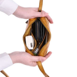 Minimalistická kožená crossbody kabelka Noelia Bolger materiál kože zapínanie na zips farba žltá veľkosť malá NB 2417 ZLU Vnútro