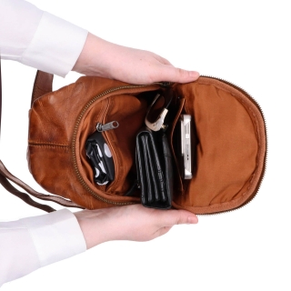 Kožený crossbody bodybag s variabilným nosením Noelia Bolger materiál kože zapínanie na zips farba koňaková veľkosť malá NB 2034 KO Vnútro