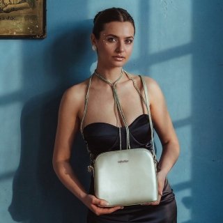 Malá minimalistická crossbody kabelka Le Sands materiál syntetická koža zapínanie na zips farba béžová veľkosť malá 7712 PRL Lifestyle