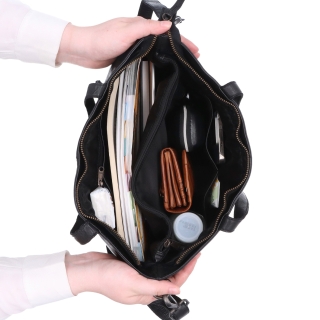 Minimalistická kožená kabelka s uchami a popruhom Noelia Bolger materiál kože zapínanie na zips farba čierna veľkosť stredná NB 2428 C Vnútro