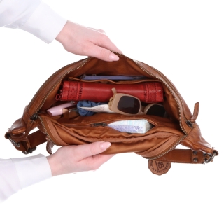 Moderná kožená crossbody ľadvinka s dvoma zipsami Noelia Bolger materiál kože zapínanie na zips farba koňaková veľkosť stredná NB 2035 KO Vnútro