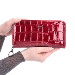 Peňaženka z lakovej kože Carmelo materiál kože zapínanie na zips farba červená veľkosť veľká 2111 R CV V ruke