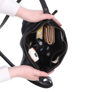 Dizajnová kožená crossbody kabelka s chlopňou Noelia Bolger materiál kože zapínanie na zips farba čierna veľkosť malá NB 2026 C Vnútro