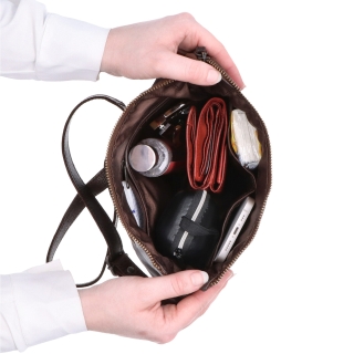Kožená crossbody kabelka s moderným dizajnom Noelia Bolger materiál kože zapínanie na zips farba hnedá veľkosť malá NB 2400 H Vnútro