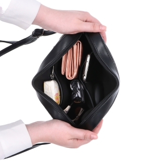 Štýlová dámska kabelka s prešívaním Carmelo materiál nylon zapínanie na zips farba čierna veľkosť malá 4386 C Vnútro