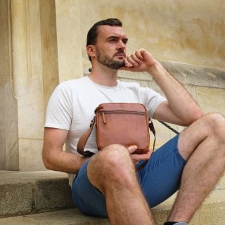 Kožená crossbody taška Poyem materiál kože farba koňaková veľkosť malá 2206 Poyem KO Lifestyle