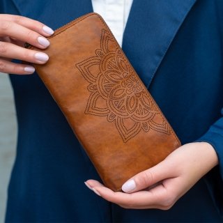 Väčšia kožená peňaženka s motívom mandaly Noelia Bolger materiál kože zapínanie na zips farba koňaková veľkosť veľká 5123 NB KO Lifestyle