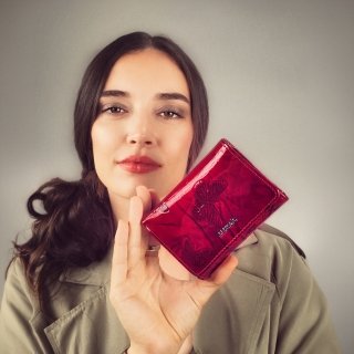Kožená laková peňaženka Carmelo materiál kože zapínanie na cvok farba červená veľkosť malá 2106 M CV Lifestyle