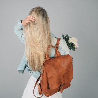 Malý kožený batoh s chlopňou Noelia Bolger materiál kože zapínanie na zips farba koňaková veľkosť stredná NB 2022 KO Lifestyle