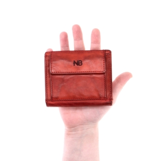 Malá kožená peňaženka s unisex dizajnom Noelia Bolger materiál kože farba červená veľkosť malá 5133 NB CV V ruke