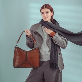Dizajnová kabelka s popruhom a uchom Le Sands materiál syntetická koža zapínanie na zips farba koňaková veľkosť stredná 7732 KO Lifestyle