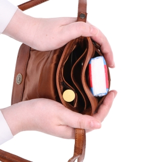 Kožená crossbody taška s chlopňou Noelia Bolger materiál kože zapínanie s chlopňou farba koňaková veľkosť malá NB 2418 KO Vnútro