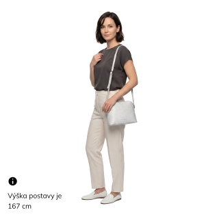 Minimalistická kožená crossbody kabelka na každý deň Noelia Bolger materiál kože zapínanie na zips farba biela veľkosť malá NB 0116 OW Na postave