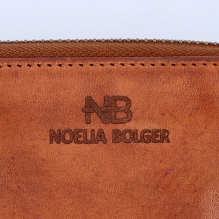 Podlhovastá kožená peňaženka s prešívaním Noelia Bolger materiál kože zapínanie na zips farba koňaková veľkosť veľká 5125 NB KO Logo