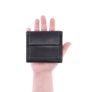 Unisex kožená peňaženka Poyem materiál kože zapínanie na cvok farba čierna veľkosť malá 5239 Poyem C V ruke